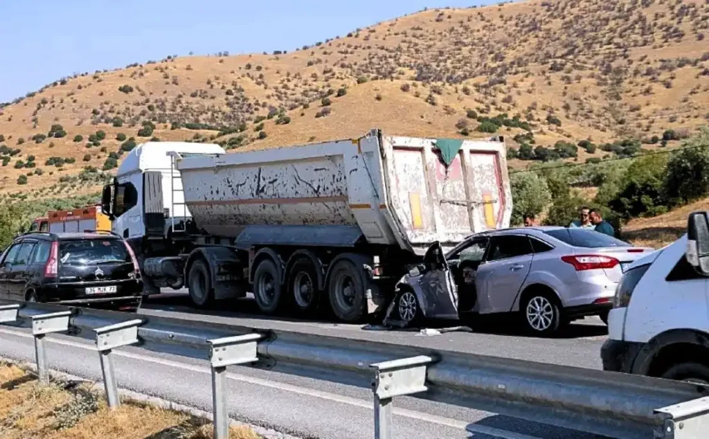 Aydın-Muğla Yolunda Peş Peşe Kazalar: Baba ve Kızı Ağır Yaralandı