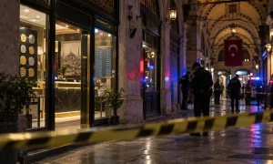 Fatih’teki döviz bürosunda yaşanan silahlı kavga sonrası polis incelemesi