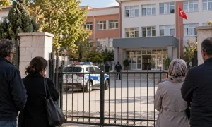 Van’ın Tuşba ilçesinde 7. sınıf öğrencisinin okula pompalı tüfekle geldiği bildirildi. Silaha el koyan polis, tüfeğin öğrenciye nasıl ulaştığını araştırıyor.