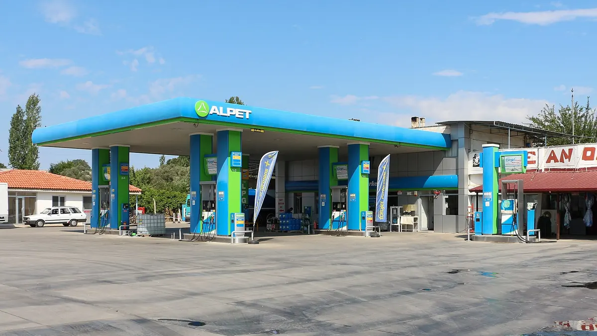 Benzine indirim sonrası akaryakıt istasyonu