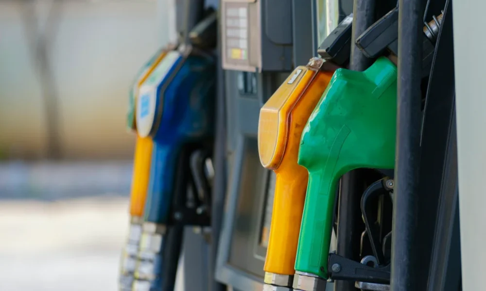 Benzine indirim sonrası akaryakıt istasyonundaki pompalar