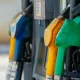 Benzine indirim sonrası akaryakıt istasyonundaki pompalar