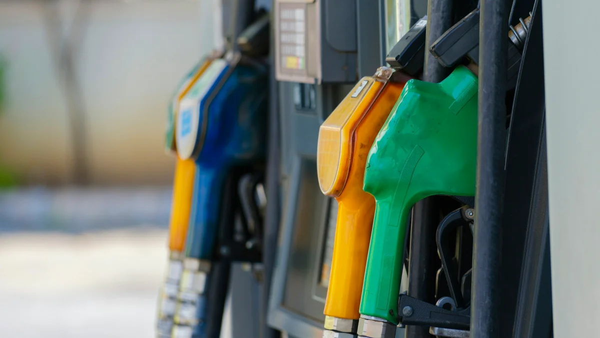 Benzine indirim sonrası akaryakıt istasyonundaki pompalar