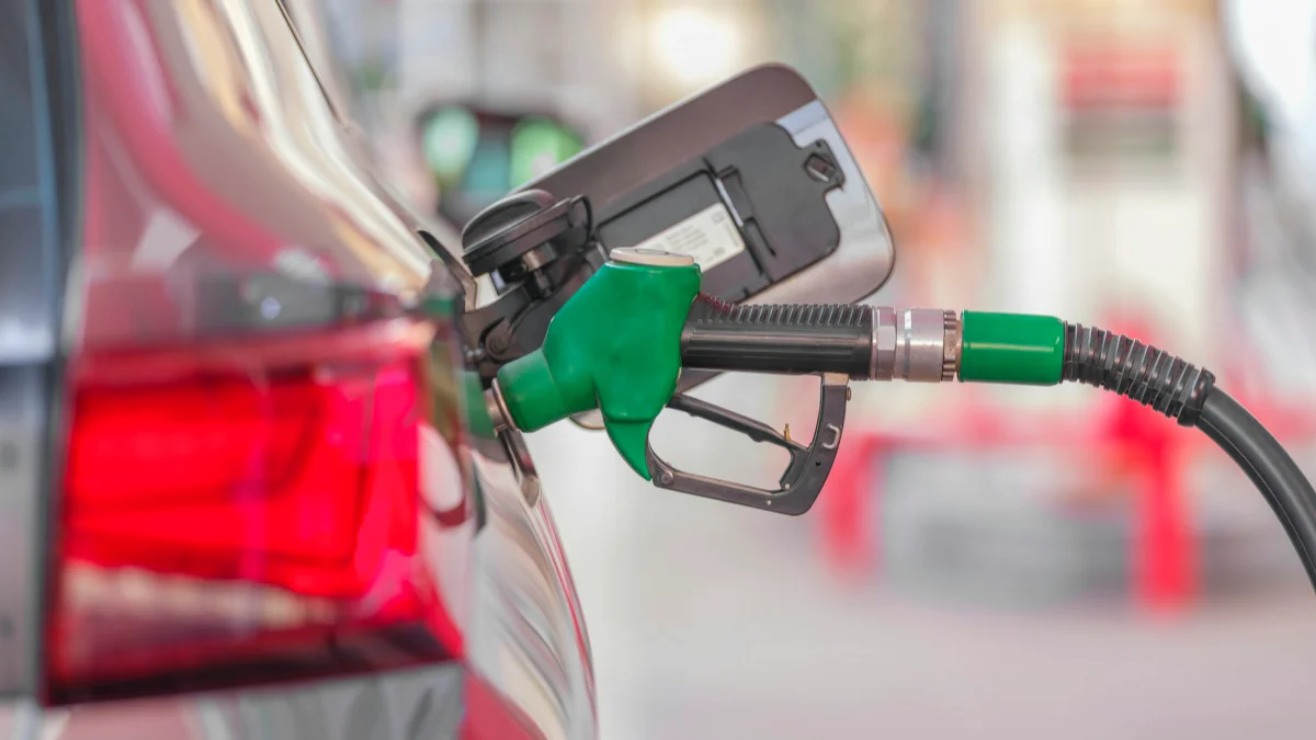 Benzine indirim sonrası araca yakıt alımı