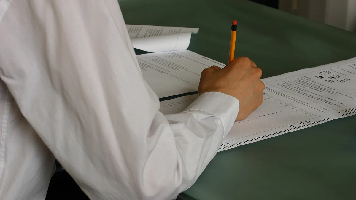 Ortak yazılı sınav sistemi kapsamında sınava giren öğrenci