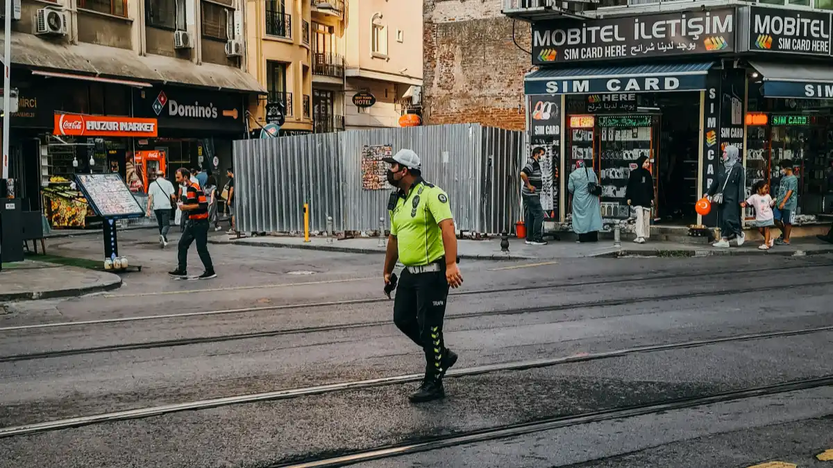 Ortalama hız denetimi öncesi trafik polisi